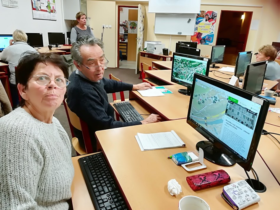 Senioři při práci na PC (Jaroslava Hakenová a Vladimír Volf)