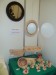Část expozice v r. 2012  - opletená zrcadla ,andílci,miska a tácy z pedigu